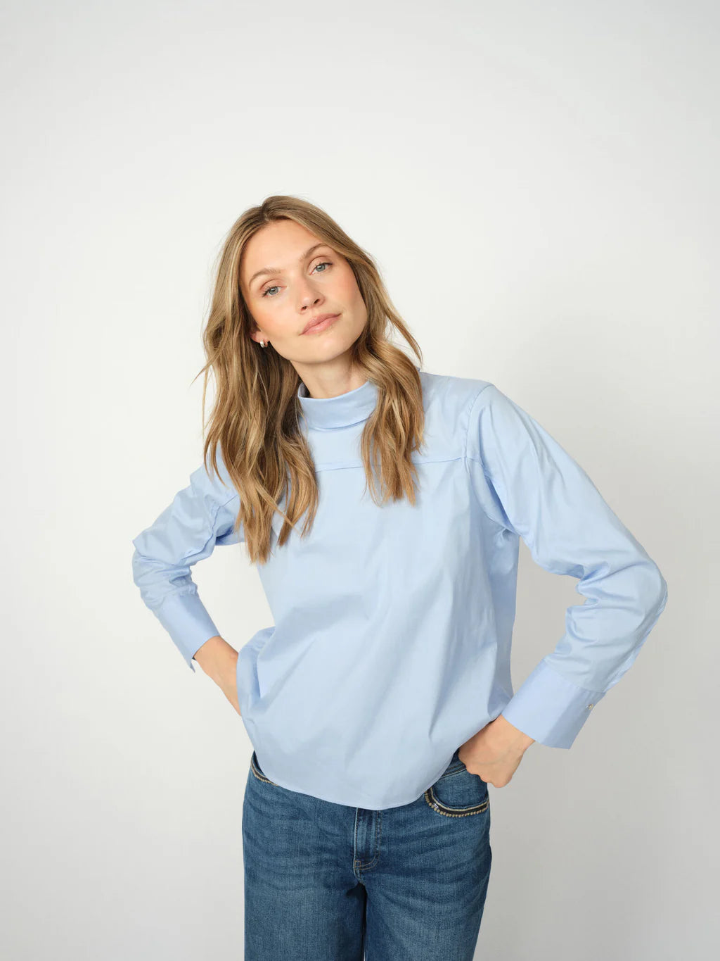 174330835MMKatalinBlouseBrunneraBlue-172470493MMDaraDecoJeansMidBlue_2.jpg