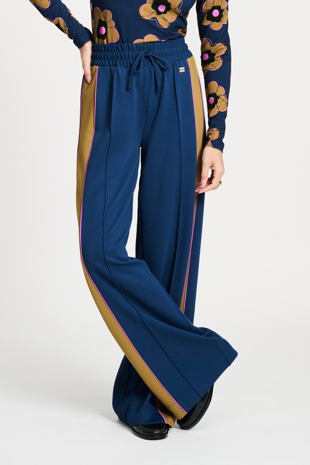 SP9261__03_POM_Amstedam_PANTS_colourblock_Nightfall_Blue.jpg