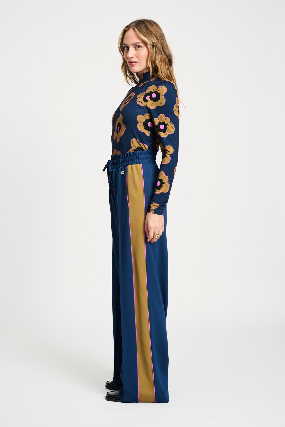 SP9261__04_POM_Amstedam_PANTS_colourblock_Nightfall_Blue.jpg