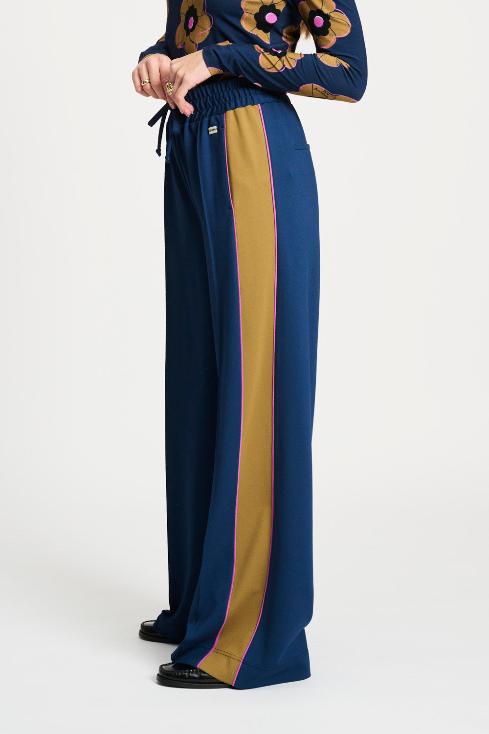 SP9261__05_POM_Amstedam_PANTS_colourblock_Nightfall_Blue.jpg